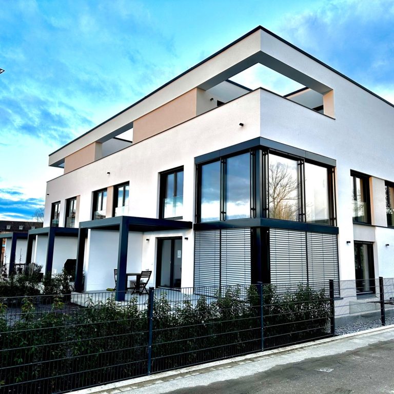 Reihenhäuser Neu-Ulm Wiley Moderne Reihenhäuser mit großen Fenstern und Dachterrassen, umgeben von Grünanlagen.
